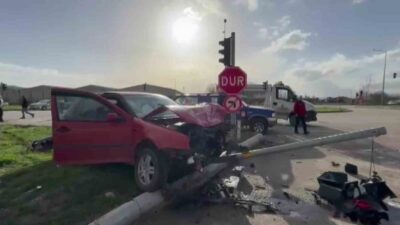 Amasya’da otomobil ile hafif ticari aracın çarpıştığı kazada 2 kişi