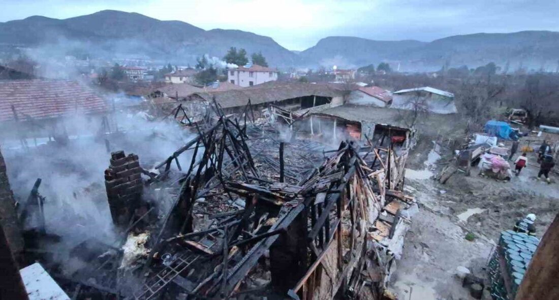 Amasya’da bir ahırda çıkan yangın bitişikteki evin çatısına sıçradı. Küle