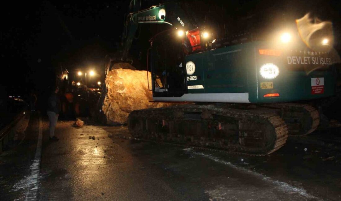 Amasya’da dağdan kopan dev kaya parçaları yola düştü. Olay sırasında