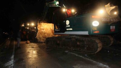 Amasya’da dağdan kopan dev kaya parçaları yola düştü. Olay sırasında