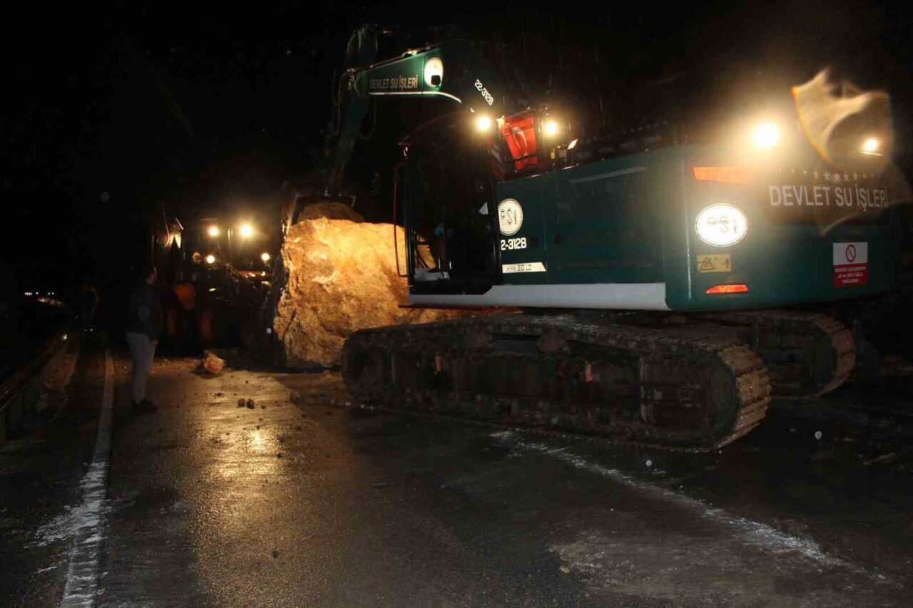 Amasya’da dağdan kopan dev kaya parçaları yola düştü. Olay sırasında