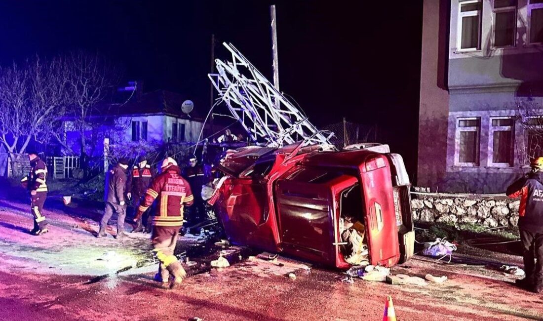 Amasya’da kontrolden çıkan kamyonet elektrik direğine çarptı. Kökünden sökülen direği