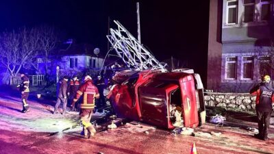 Amasya’da kontrolden çıkan kamyonet elektrik direğine çarptı. Kökünden sökülen direği