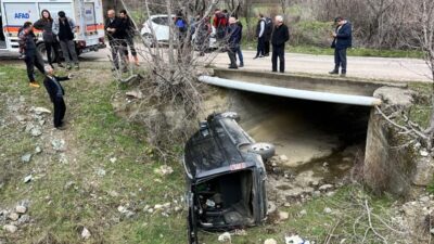 Amasya’da bir köyde sürücüsünün hakimiyetini kaybettiği kamyonet menfeze devrildi. Kazada