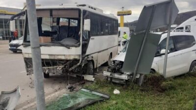 Amasya’da midibüs ile kamyonetin çarpıştığı kazada 6 kişi yaralandı. Edinilen