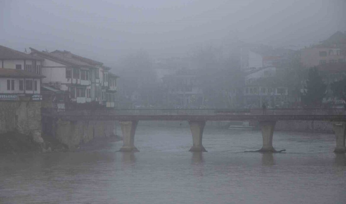 Amasya’da sabah saatlerinde bastıran sis kenti etkisi altına aldı. Şehir