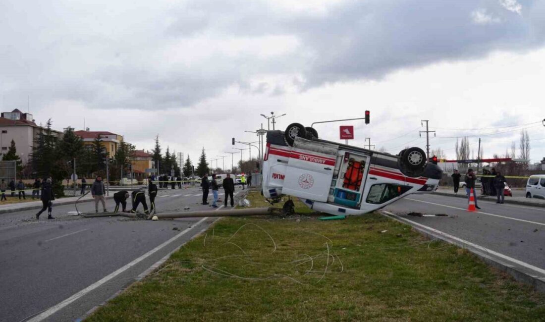 Niğde’nin Bor ilçesinde ambulans ile hafif ticari aracın çarpıştığı kazada