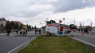 Niğde’nin Bor ilçesinde ambulans ile hafif ticari aracın çarpıştığı kazada