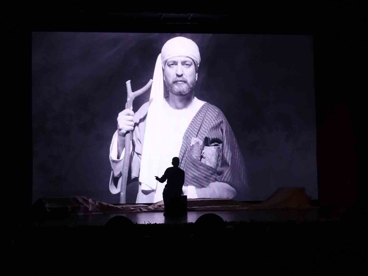 Anadolu Üniversitesi’nin tiyatro topluluğu Tiyatro Anadolu, “Aşk Neyledi Yunus” ile