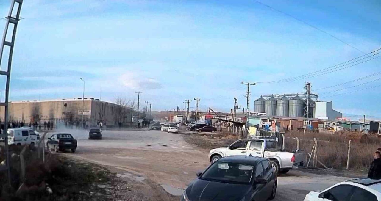 Ankara’nın Polatlı ilçesinde otomobilleriyle drift atarak diğer sürücülerin güvenliğini tehlikeye