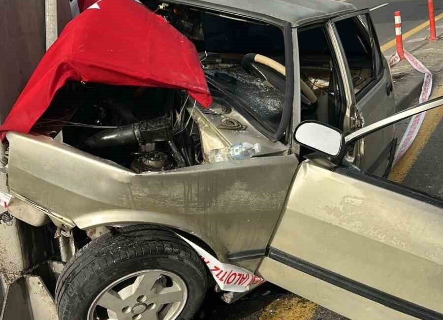 Ankara’da otomobilin bariyerlere çarptığı kazada sürücü araç içerisinde sıkıştı. İtfaiye