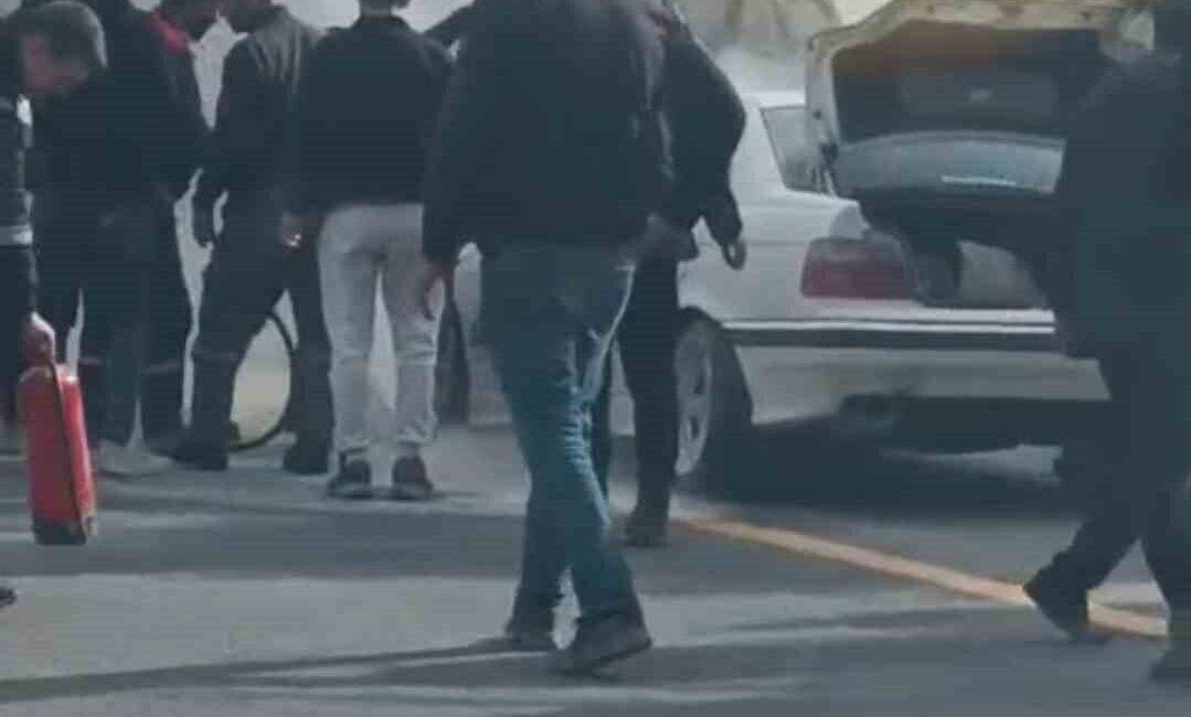 Ankara’da seyir halindeyken bilinmeyen bir nedenle yanmaya başlayan araç, çevredeki