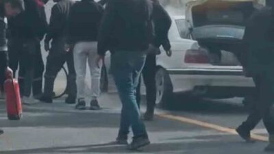 Ankara’da seyir halindeyken bilinmeyen bir nedenle yanmaya başlayan araç, çevredeki