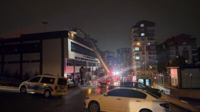 Ankara’da bir havuzun sauna bölümünde çıkan yangın, itfaiye ekipleri tarafından