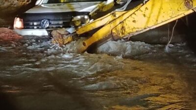 Ankara’nın Çubuk ilçesinde bir araç, derenin taşmasıyla su altında kalan