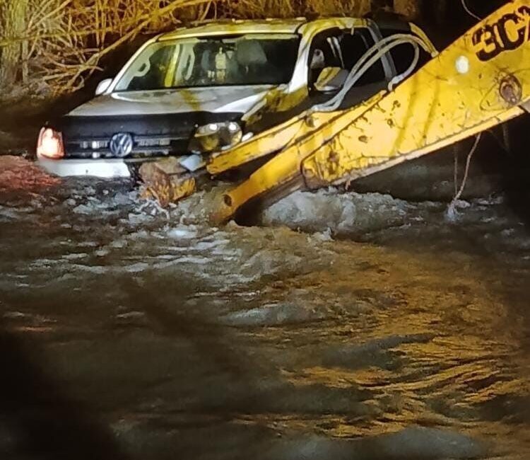 Ankara’nın Çubuk ilçesinde bir araç, derenin taşmasıyla su altında kalan