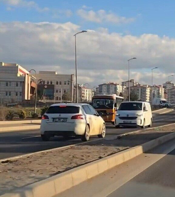 Ankara’nın Polatlı ilçesinde trafiği tehlikeye düşürüp, ters şeritten ilerleyen sürücüye