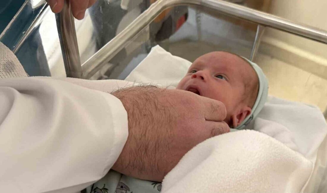 Diyarbakır’da, anne karnındayken milyonda bir görülecek atreziye bağlı bağırsak delinmesi