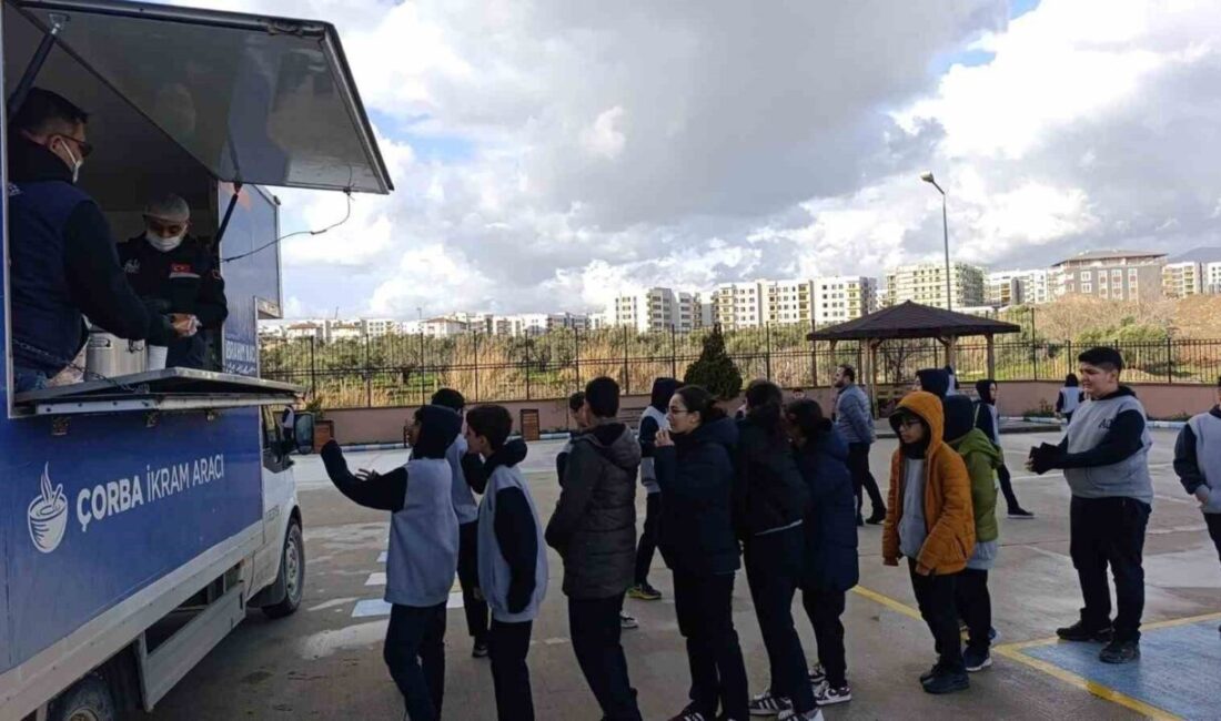 Antakya Belediyesi Sosyal Yardım İşleri Müdürlüğü bünyesindeki Çorba İkram aracıyla,