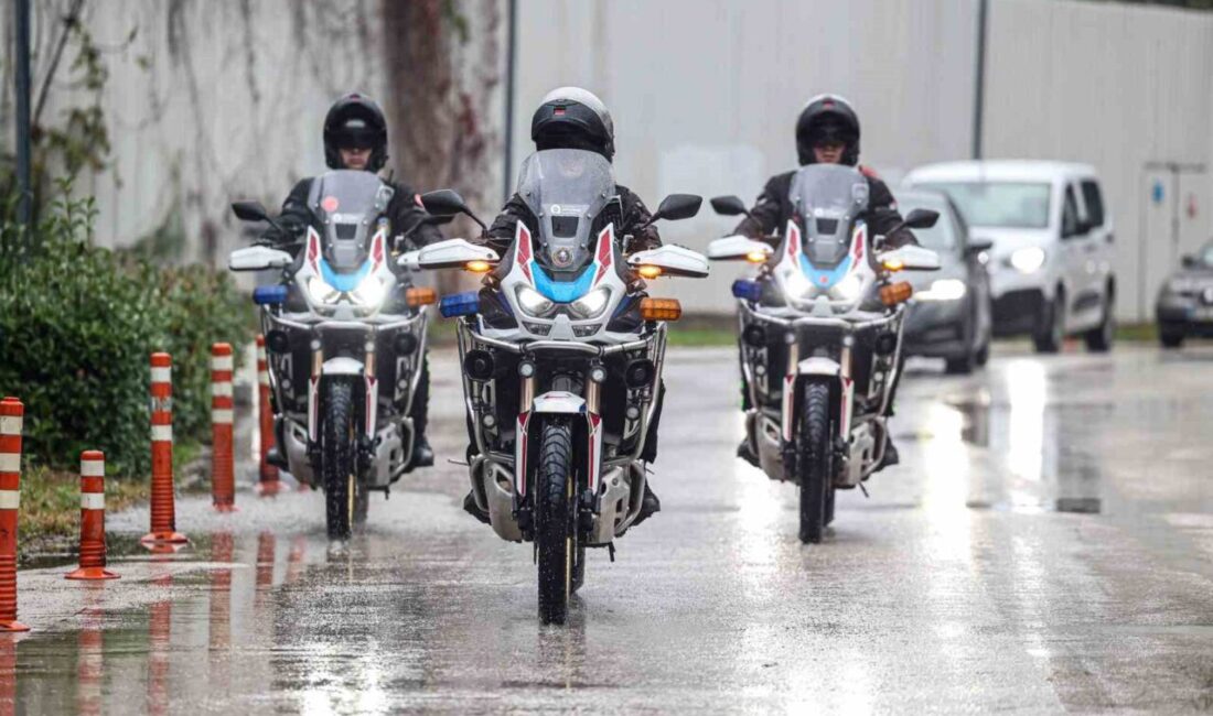 Antalya Büyükşehir Belediyesi Zabıta Dairesi Başkanlığı, motosikletli zabıta ekipleriyle vatandaşlara
