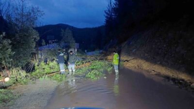 Antalya’nın Gündoğmuş ilçesinde etkili olan sağanak yağış nedeniyle dereler taştı,