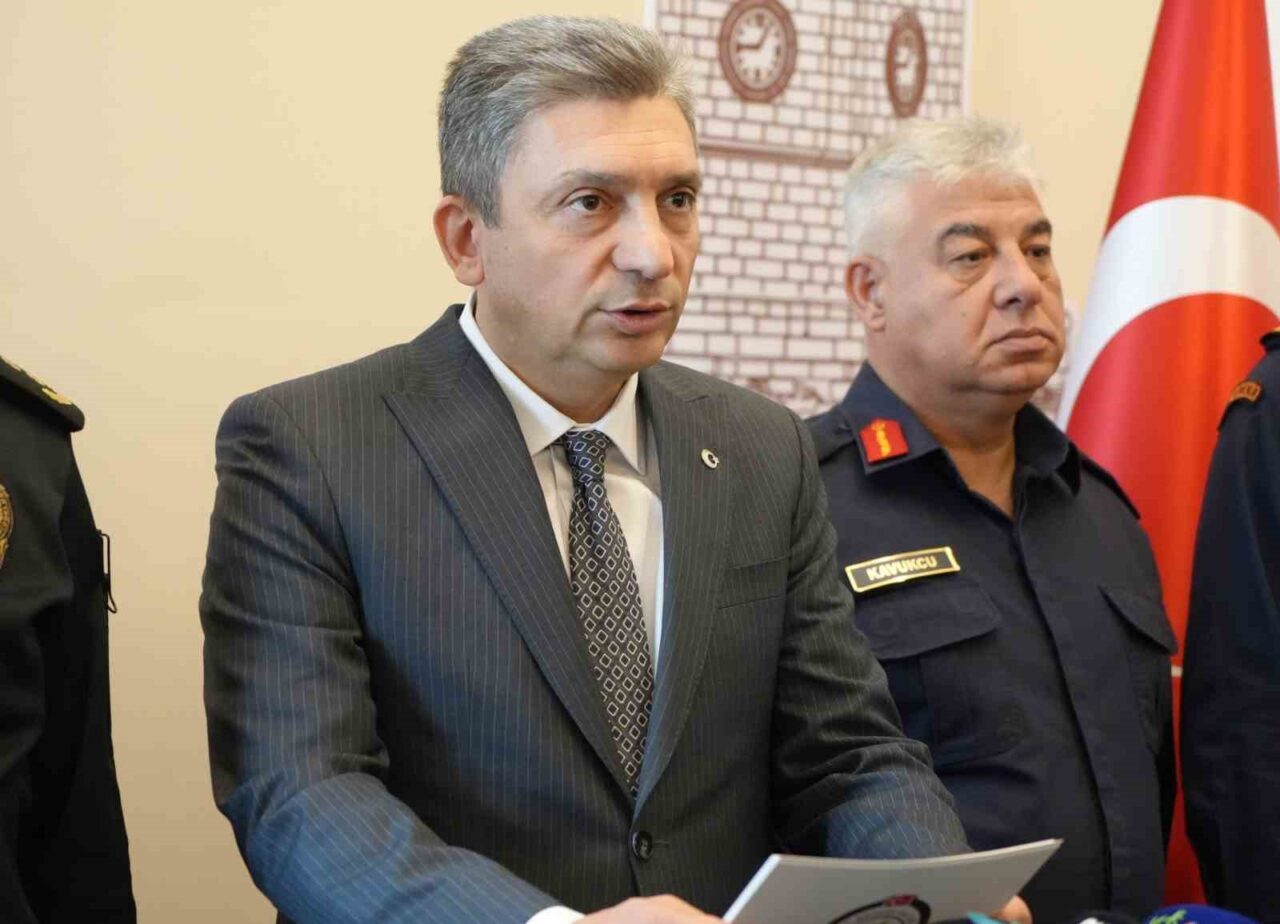 Antalya Valisi Hulusi Şahin, yolcu otobüsünün devrilmesi sonucu 10 kişinin