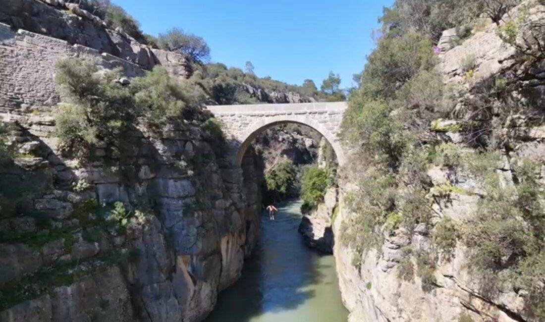 Antalya’nın Manavgat ilçesindeki yaklaşık 20 metre yükseklikteki tarihi Oluk Köprü’den