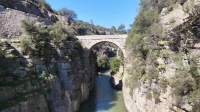 Antalya’nın Manavgat ilçesindeki yaklaşık 20 metre yükseklikteki tarihi Oluk Köprü’den