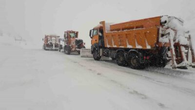 Antalya-Konya karayolunda kar yağışı etkili olmaya başladı. Alacabel mevkiinde kar