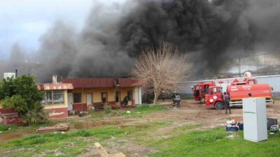 Antalya’nın Kumluca ilçesinde ekmek fırını olarak kullanılan müstakil yapı alev