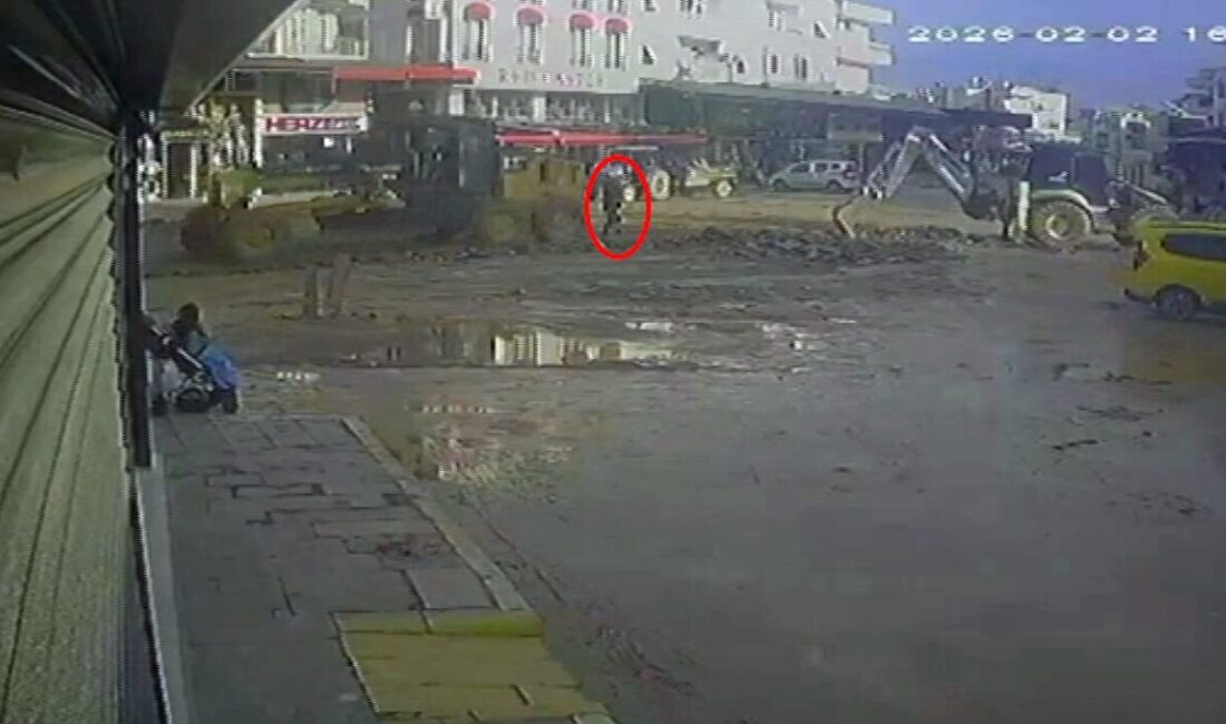 Antalya’nın Serik ilçesinde geri manevra yapan iş makinesinin çarpmasıyla aracın