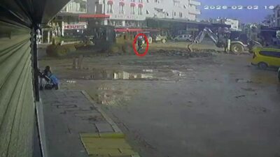 Antalya’nın Serik ilçesinde geri manevra yapan iş makinesinin çarpmasıyla aracın