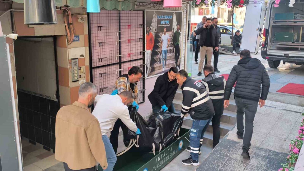 Antalya’da alacak-verecek meselesi nedeniyle tartıştığı kişiyi tabancayla vurarak öldüren şahıs,