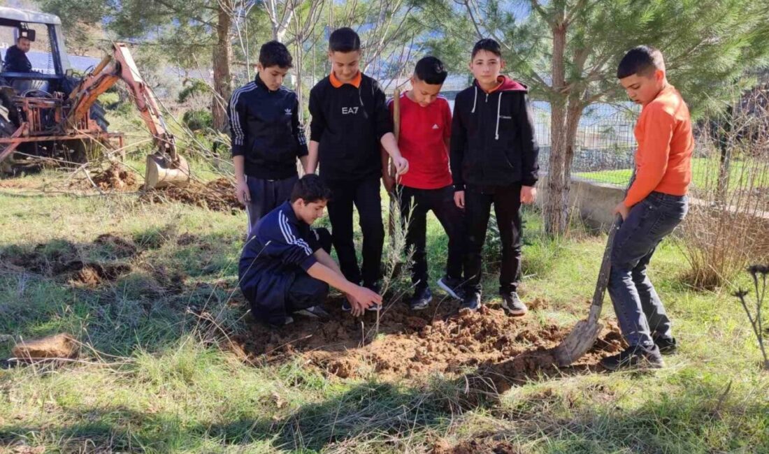 Antalya’nın Gazipaşa ilçesinde bulunan Karatepe Okulu bahçesine öğrenciler tarafından, “Yaşam