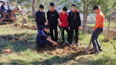 Antalya’nın Gazipaşa ilçesinde bulunan Karatepe Okulu bahçesine öğrenciler tarafından, “Yaşam