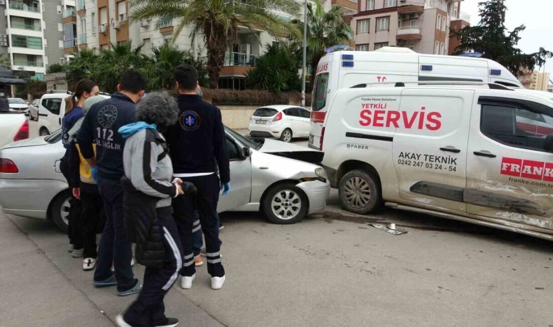 Antalya’da hafif ticari araç ile otomobilin kavşakta çarpışması sonucu meydana