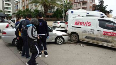Antalya’da hafif ticari araç ile otomobilin kavşakta çarpışması sonucu meydana