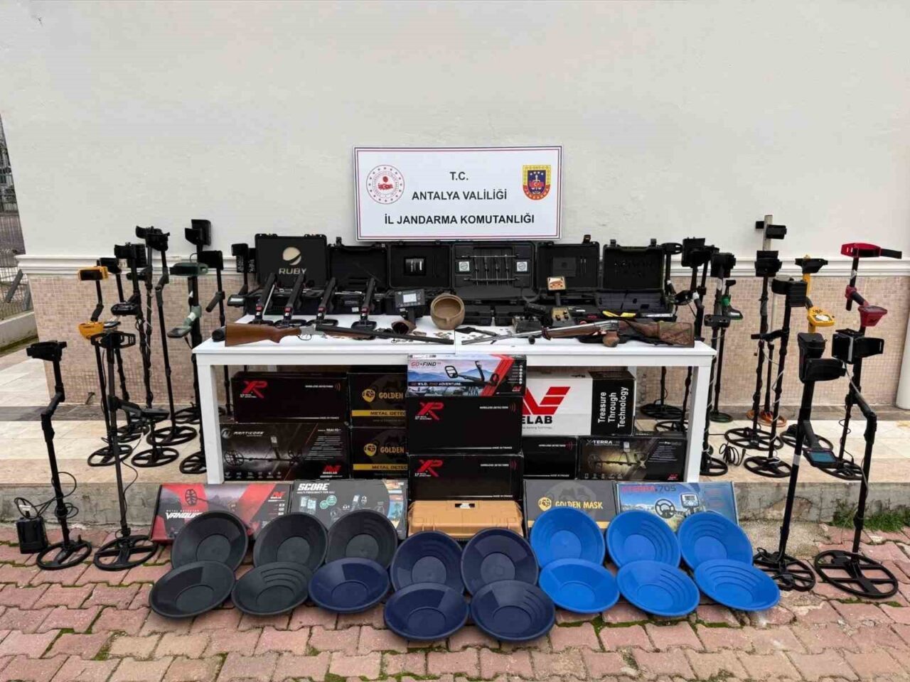 Antalya’nın Kepez ilçesinde jandarma ekiplerince düzenlenen operasyonda, piyasa değeri yaklaşık