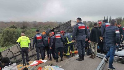 Antalya’da yolcu otobüsünün kontrolden çıkarak devrilmesi sonucu meydana gelen trafik