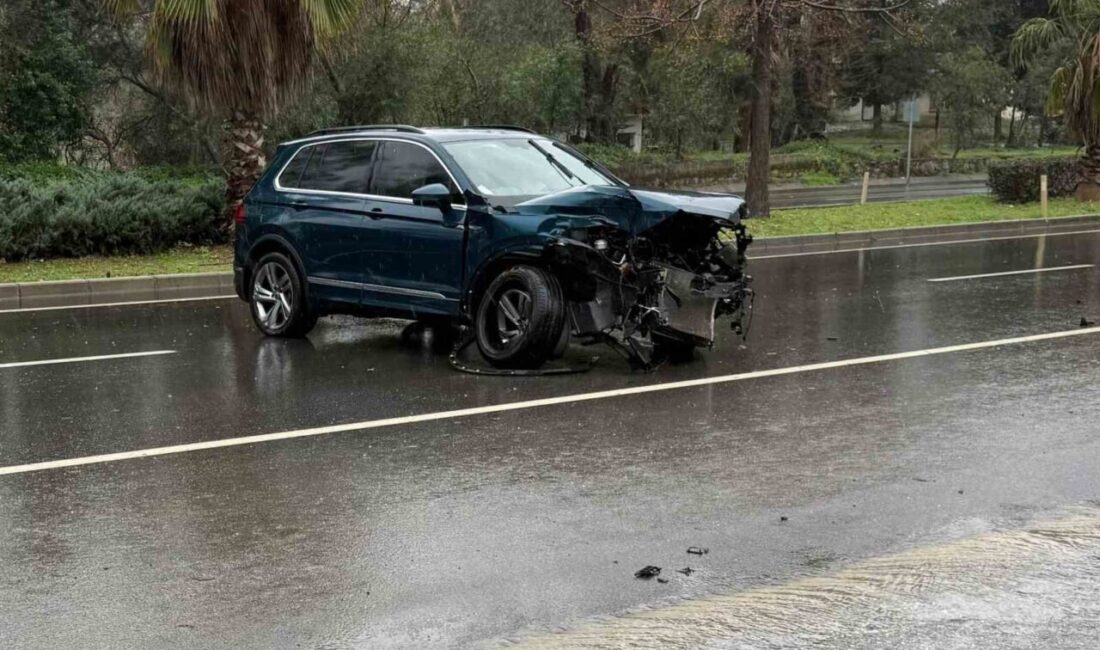 Antalya’nın Gazipaşa ilçesinde yağış nedeniyle kayganlaşan yolda meydana gelen trafik