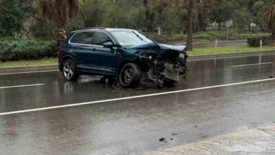 Antalya’nın Gazipaşa ilçesinde yağış nedeniyle kayganlaşan yolda meydana gelen trafik