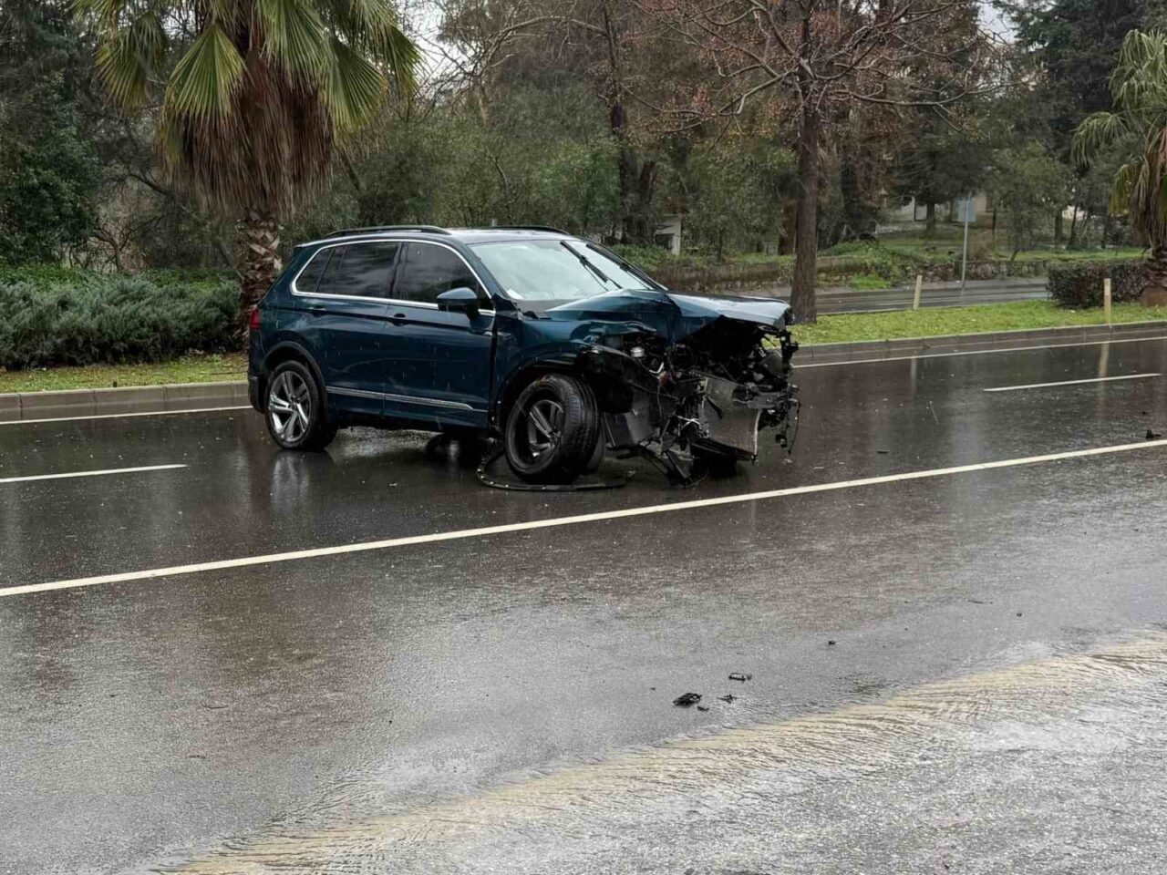 Antalya’nın Gazipaşa ilçesinde yağış nedeniyle kayganlaşan yolda meydana gelen trafik