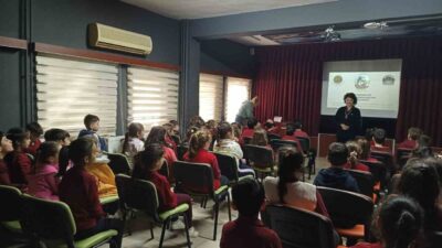 Antandros Derneği Başkanı Gülçin Cömert ve beraberindeki heyet, Edremit’te ilkokul