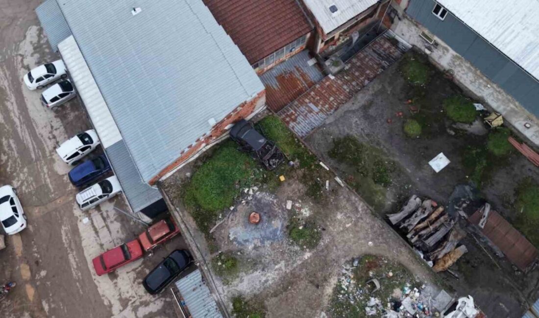 Bursa’nın İnegöl ilçesinde bir traktör tamircisinin çatısında bulunan hurda araç,