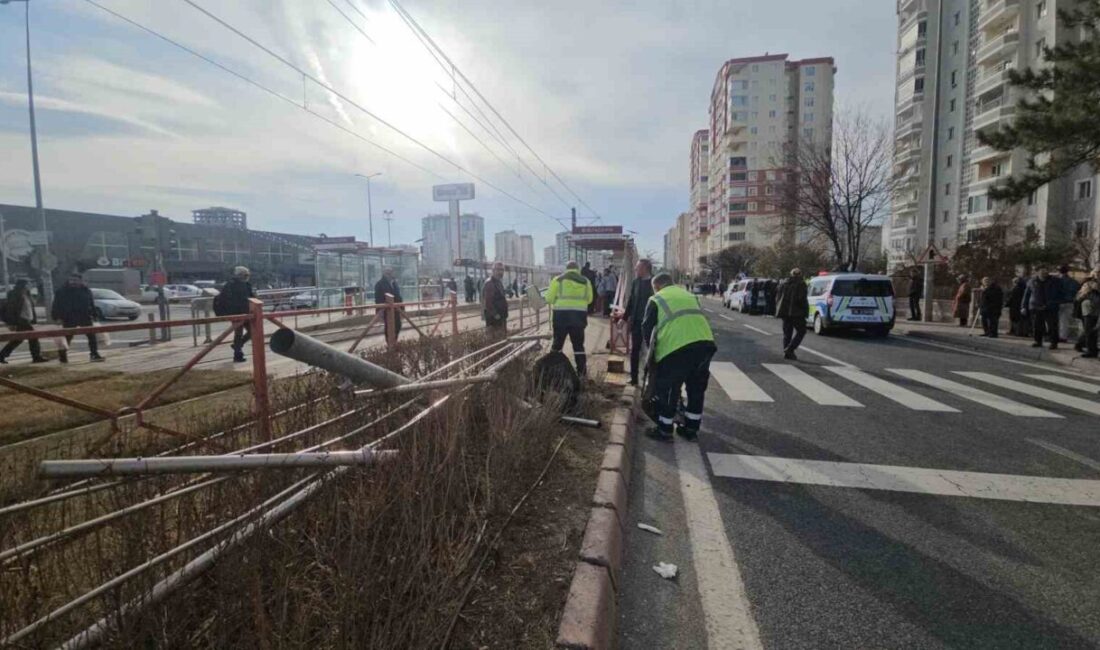 Kayseri’nin Kocasinan ilçesinde bir otomobilin kontrolden çıkarak refüjde bekleyen yayaların