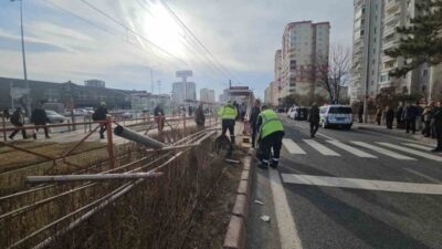 Kayseri’nin Kocasinan ilçesinde bir otomobilin kontrolden çıkarak refüjde bekleyen yayaların