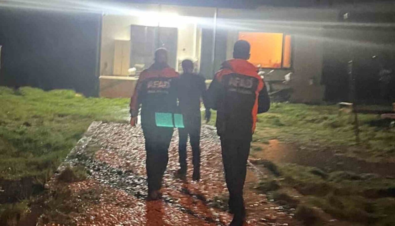 Muğla’nın Menteşe ilçesi Yerkesik Mahallesinde aşırı yağış nedeniyle aracı sürüklenen