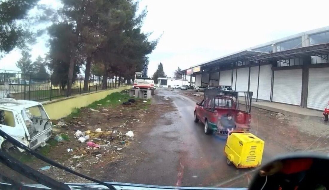 Şanlıurfa’nın Siverek ilçesi sanayi sitesinde bir aracın kasasında oturan çocuğun