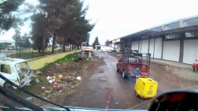 Şanlıurfa’nın Siverek ilçesi sanayi sitesinde bir aracın kasasında oturan çocuğun