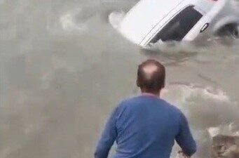 Mersin’in Silifke ilçesinde aracıyla denize düşen kişi, Sahil Güvenlik ekiplerince